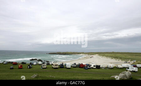 Windsurfer warten in ihren Lieferwagen am Strand von Balevullin auf der Isle of Tiree während der Corona Extra PWA (Professional Windsurfing Association) Weltmeisterschaft, die auf der Insel ausgetragen wird. Stockfoto