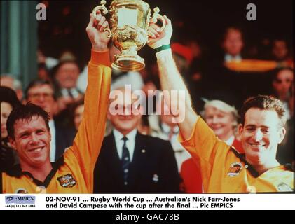 02-NOV-91. Rugby-Weltmeisterschaft. Die Australier Nick Farr-Jones und David Campese mit dem Pokal nach dem Finale Stockfoto