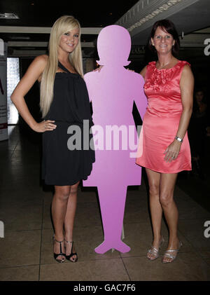 Danielle Lloyd und ihre Mutter Jackie während des Linda McCartney Centre Call to Action im Embassy Club im Zentrum von London. Stockfoto