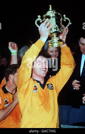 02-NOV-91 ... Rugby-Weltmeisterschaft ... Der Australier Nick Farr-Jones mit dem Pokal nach dem Finale gegen England Stockfoto