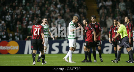 Fußball - UEFA Champions League - Gruppe D - Celtic / AC Mailand - Celtic Park. Celtic's Massimo Donati und AC Milan's Gennaro Gattuso streiten sich während des Spiels Stockfoto