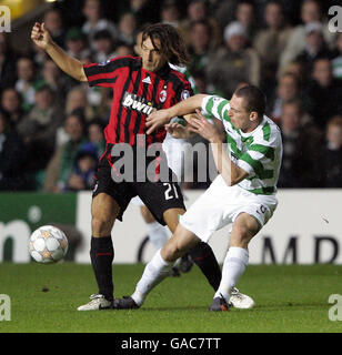 Fußball - UEFA Champions League - Gruppe D - Celtic / AC Mailand - Celtic Park. Scott Brown von Celtic fordert Andrea Pirlo von AC Milan heraus Stockfoto