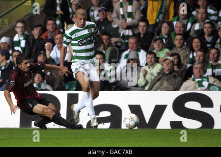 Fußball - UEFA Champions League - Gruppe D - Celtic / AC Mailand - Celtic Park. Massimo Donati von Celtic wird vom AC Milan, Gennaro Gattuso, angegangen Stockfoto