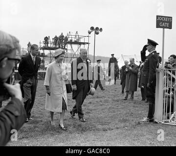 Königin Elizabeth II und der Herzog von Edinburgh Ankunft in Epsom für das Derby, mit dem Herzog von Norfolk. Stockfoto