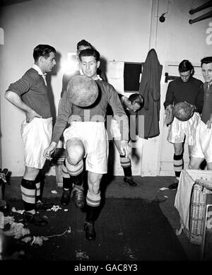 Fußball - freundlich - Hayes gegen Chelsea. Chelsea's John McNichol jongliert einen Ball in der Umkleidekabinen vor dem Spiel. Stockfoto