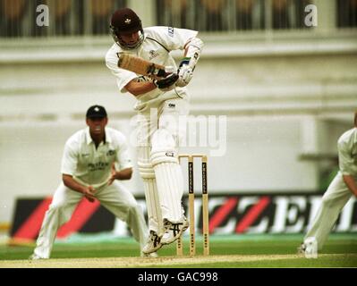 Cricket - Frizzell County Championship - Surrey V Kent - Dritter Tag. Jonathan Batty von Surrey schiebt den Ball weg Stockfoto