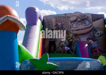 Kinder in aufblasbaren Trampolin Stockfoto