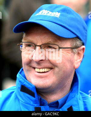 Trainer Jonjo O'Neill bei einem Besuch in seinen Ställen im Jackdaws Castle, Temple Guiting, Gloucestershire. Stockfoto