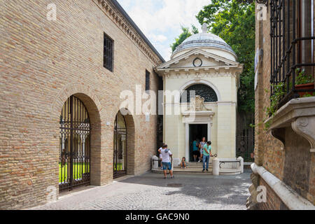 Ravenna, Italien-august 21, 2015:people besuchen die Dantes Grab in Ravenna an einem sonnigen Tag. Stockfoto