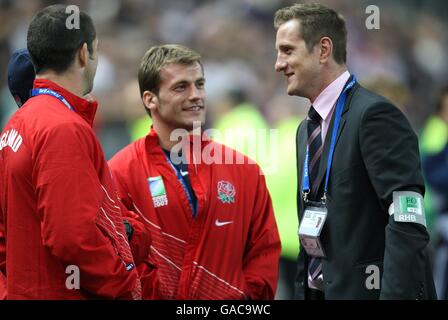 Rugby Union - IRB Rugby-Weltmeisterschaft 2007 - Halbfinale - England gegen Frankreich - Stade de France. Der Engländer Andy Farrell, Mark Cueto und Fromer will Greenwood, der bei der WM für ITV arbeitet Stockfoto