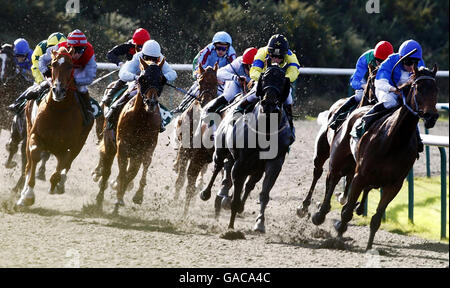 Samuel Charles wird von John Egan (Mitte, gelb, schwarze Kappe) auf dem Weg zum Gewinn der Paul Raymond Publications Claiming Stakes auf der Lingfield Racecourse geritten. Stockfoto