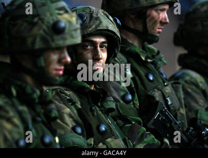 Soldat, der an einer Trainingsübung im Copehill Down Village auf der Salisbury Plain, Wiltshire, teilnimmt. Die Armee demonstrierte heute die neueste Simulationsausrüstung, um Truppen zu trainieren, um mit Straßenbomben umzugehen. Stockfoto