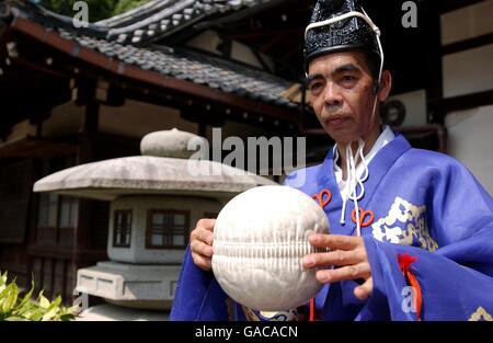 Fußball - FIFA Fußball-Weltmeisterschaft 2002 - Kemari in Koyoto, Japan. Ein Kemari-Spieler hält den mit Hirsch bedeckten Ball, der mit Sägemehl gefüllt und mit Pferdehaut zusammengebunden ist Stockfoto
