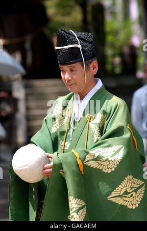 Ein Kemari-Spieler hält den mit Hirsch bedeckten Ball, der mit Sägemehl gefüllt und mit Pferdehaut zusammengebunden ist Stockfoto