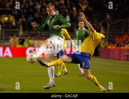 Der nordirische Chris Brunt (links) und der schwedische Matias Concha kämpfen um den Ball. Stockfoto