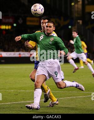 Fußball - UEFA European Championship 2008 Qualifikation - Gruppe F - Schweden / Nordirland - Rasunda Stadium. Der nordirische David Healy kommt am schwedischen Matias Concha vorbei Stockfoto