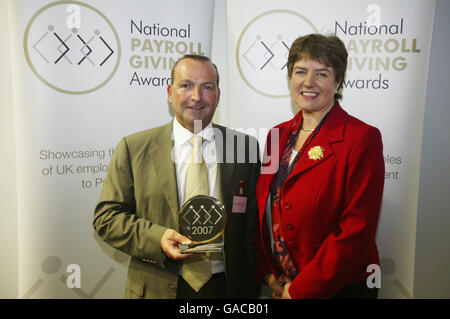 Steve King MD von Pertemps People Development Group überreichte seine Auszeichnung für die beste Gesamtkampagne von RT Hon Jane Kennedy bei den ersten National Payroll Giving Awards des Institute of Fundraising, die heute Abend im HM Treasury stattfand. Die Veranstaltung wird anlässlich des 20. Jahrs der Gehaltsabrechnung gestartet. Stockfoto