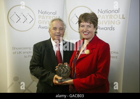 Ian Ashcroft Group Director of HR bei Haymarket, nachdem er bei den ersten National Payroll Giving Awards des Institute of Fundraising, die heute Abend im HM Treasury stattfanden, von RT Hon Jane Kennedy für den besten Preis eines neuen Programms ausgezeichnet wurde. Die Veranstaltung wird anlässlich des 20. Jahrs der Gehaltsabrechnung gestartet. Stockfoto