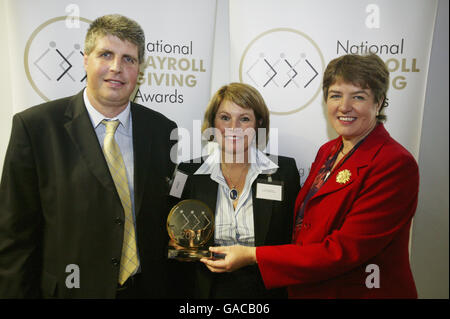 Neil Davidson CSR Manager von Marshalls Plc mit Wendy Tapping CEO von Hand über die Auszeichnung für die beste Werbepartnerschaft von RT Hon Jane Kennedy bei den ersten National Payroll Giving Awards des Institute of Fundraising, die heute Abend im HM Treasury stattfanden. Die Veranstaltung wird anlässlich des 20. Jahrs der Gehaltsabrechnung gestartet. Stockfoto