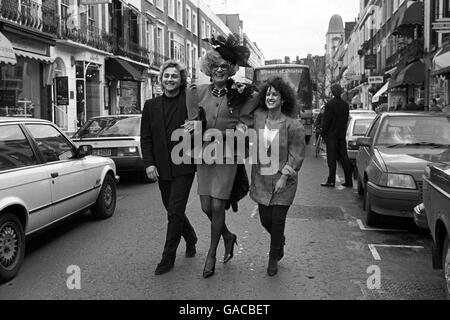 Unterhaltung - Dame Edna Everage und David und Elizabeth Emanuel - London Stockfoto