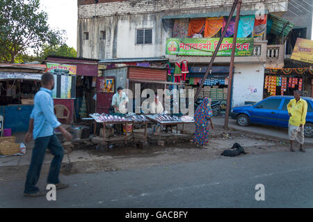 Fischständen und am Straßenrand Geschäften in Pune, Maharashtra, Indien Stockfoto