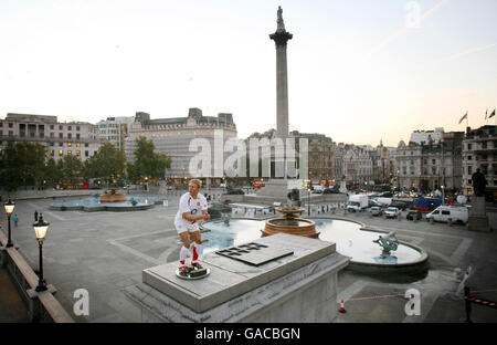 Vor dem englischen Rugby-Weltcup-Finale gegen Südafrika wurde heute ein Wachsfigurenkabinett von Spieler Jonny Wilkinson auf den leeren Sockel des Londoner Trafalgar Square gebracht. Stockfoto