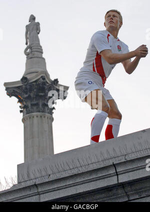 Vor dem englischen Rugby-Weltcup-Finale gegen Südafrika wurde heute ein Wachsfigurenkabinett von Spieler Jonny Wilkinson auf den leeren Sockel des Londoner Trafalgar Square gebracht. Stockfoto