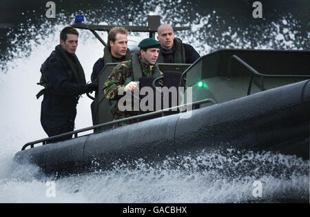 Prinz William wird von Royal Marines auf einem ORC-Boot für eine Tour durch Clyde Bank mitgenommen, bevor er den Marinestützpunkt Faslane in Schottland besucht. Stockfoto