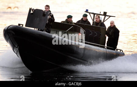 Prinz William wird von Royal Marines auf einem ORC-Boot für eine Tour durch Clyde Bank mitgenommen, bevor er den Marinestützpunkt Faslane in Schottland besucht. Stockfoto