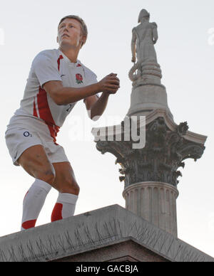 Vor dem englischen Rugby-Weltcup-Finale gegen Südafrika wurde heute ein Wachsfigurenkabinett von Spieler Jonny Wilkinson auf den leeren Sockel des Londoner Trafalgar Square gebracht. Stockfoto