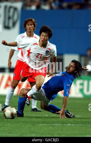 Der koreanische Ji Sung Park (l) springt über ein Tackle Gennaro Gattuso in Italien (r) Stockfoto