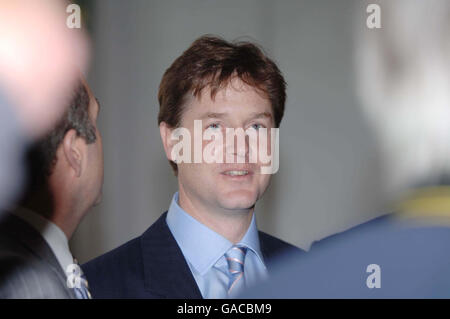 Nick Clegg kündigt seine Kandidatur für die Führung der Liberaldemokraten auf einer Pressekonferenz im Showroom Cinema in Sheffield an. Stockfoto