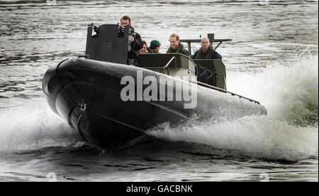 Prince William nimmt an einer Trainingsübung mit Royal Marines auf dem Clyde in der Nähe des Marinestützpunkes Faslane in Schottland Teil. Stockfoto