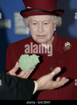 Queen Elizabeth II. Während ihrer Tour durch die neue Diamond Light Source in Didcot in Oxfordshire. Die Königin wird mit einem Modell eines 'Grippe Virus' (grüner Blob) während der Tour durch die Anlage, die das neue Diamond Light Source Synchrotron beherbergt, abgebildet. Stockfoto