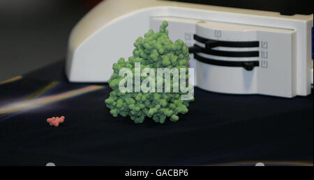 Ein Modell eines 'Grippe Virus' (grüner Blob), das Königin Elizabeth II. Während ihrer Tour durch die neue Diamond Light Source in Didcot in Oxfordshire gezeigt wurde. Stockfoto