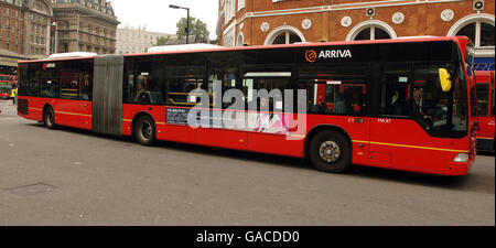 Bendy Bus Lager. Eine allgemeine Ansicht eines Londoner „Bendy Bus“, abgebildet in der Hauptstadt. Stockfoto