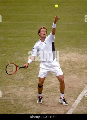 Der Schwedische Jonas Bjorkman dient bei seinem Sieg gegen Greg Rusedski Stockfoto