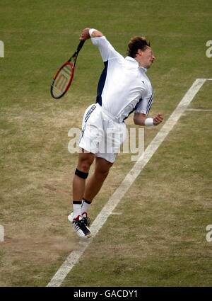 Der Schwedische Jonas Bjorkman dient bei seinem Sieg gegen Greg Rusedski Stockfoto