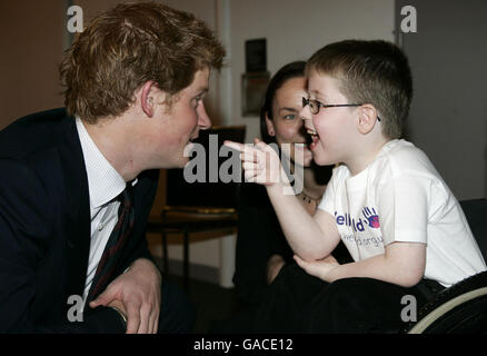 Der britische Prinz Harry, links, spricht mit Christopher Anderson, rechts, der Caroline Anderson, Mitte, während der Children Health Awards Ceremony in London für die beste Krankenschwester nominiert hat. Stockfoto