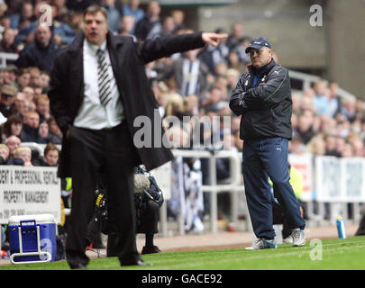 Sam Allardyce (links), Manager von Newcastle United, ruft sein Team an, als Tottenham Hotspur-Manager Martin Jol während des Spiels der Barclays Premier League im St. James' Park, Newcastle, niedergeschlagen erscheint. Stockfoto