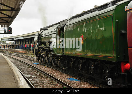 Die weltberühmte Dampflokomotive „Flying Scotsman“, die am 21.. Mai 2016 am Bahnhof von Salisbury von Menschenmassen umgeben ist. Stockfoto