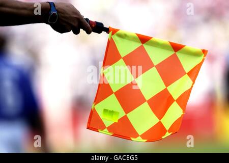 Fußball - FIFA Fußball-Weltmeisterschaft 2002 - Viertelfinale - England gegen Brasilien. Die Flagge des Linienfahrers Stockfoto