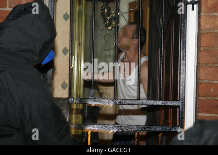 Die Polizei von West Yorkshire ergreift extreme Maßnahmen, um Zugang zu einem Haus in Leeds zu erhalten. Stockfoto