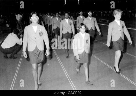 Die jüngste Teilnehmerin der Spiele, die zehnjährige Taucherin Betty Sullivan, pariert mit ihren Jamaika-Teamkollegen um das Nationalstadion Stockfoto