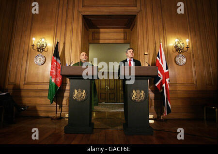 Premierminister Gordon Brown (rechts) und der afghanische Präsident Hamid Karzai während einer Pressekonferenz in der Downing Street 10, London. Stockfoto