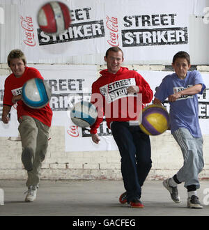 Manchester United und Wayne Rooney aus England treffen im Towngate Business Center in Walkden, Manchester, auf die Gewinner des Coca-Cola Street-Stürmer-Wettbewerbs. Stockfoto