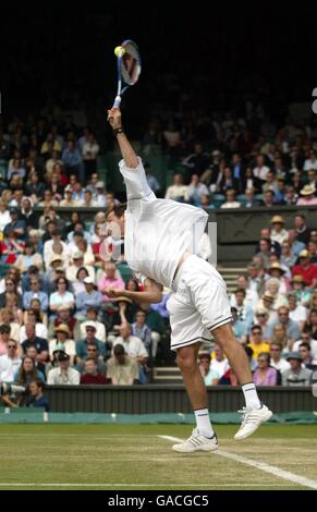 Tennis, Wimbledon 2002, Dritte Runde. Greg Rusedski dient Andy Roddick Stockfoto