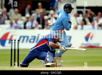 Englands Kapitän Nasser Hussain schaut nach dem Abrutschen zu ihm zurück Eine Punktzahl von 54 und wird von Dravid gestumpt (Hintergrund) Von der Bowling von Yuvraj Singh Stockfoto