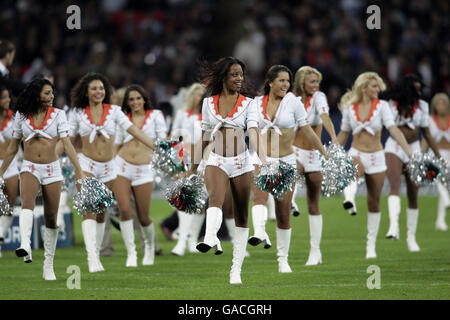 American Football - NFL - Miami Dolphins / New York Giants - Wembley Stadium. Cheerleader treten vor dem NFC Eastern Division-Spiel zwischen Miami Dolphins und New York Giants im Londoner Wembley auf. Stockfoto