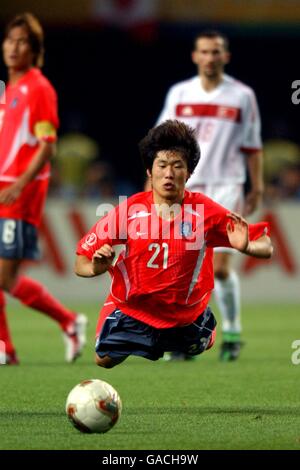 Fußball - FIFA Fußball-Weltmeisterschaft 2002 - Dritter Platz Play Off - Republik Korea / Türkei. Der Ji Sung Park der Republik Korea wird in die Luft geschickt Stockfoto